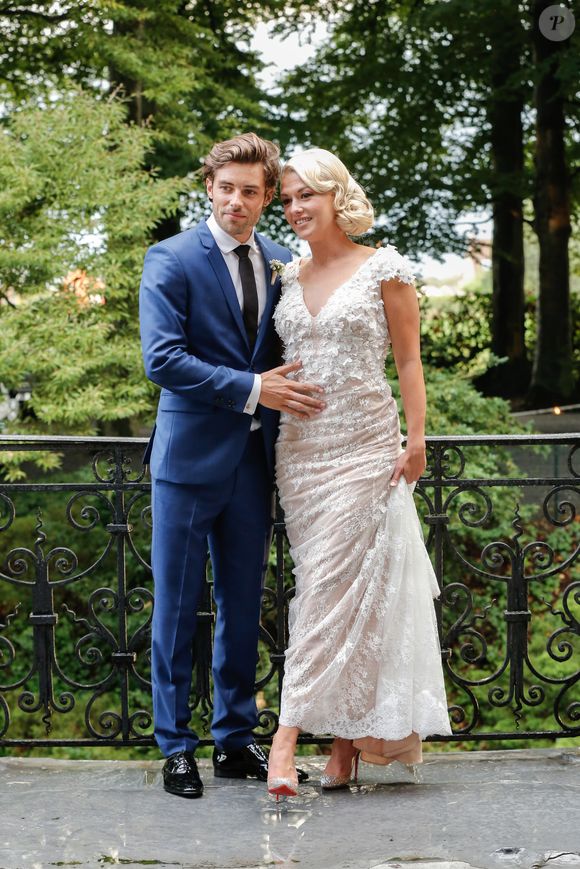 Exclusif - Katrina Patchett et Valentin D'Hoore dans les jardins du château - Mariage de Katrina Patchett et Valentin D'Hoore vendredi à 14 h à la mairie de Linselles dans les Hauts-de-France suivi d'une cérémonie civile d'échange d'anneaux, dont le maître de cérémonie était Maxime Dereymez, dans l'orangerie du château du Biez à Pecq en Belgique le 1er septembre 2017. © Philippe Doignon/Bestimage

Crédits obligatoires :
Valentin D'Hoore habillé par Hugo Boss
Katrina Patchett en robe Costarellos et chaussures Louboutin
Coiffure : Alexandra Dieu pour Vog coiffure
Maquillage : Marie Laure Thanneur