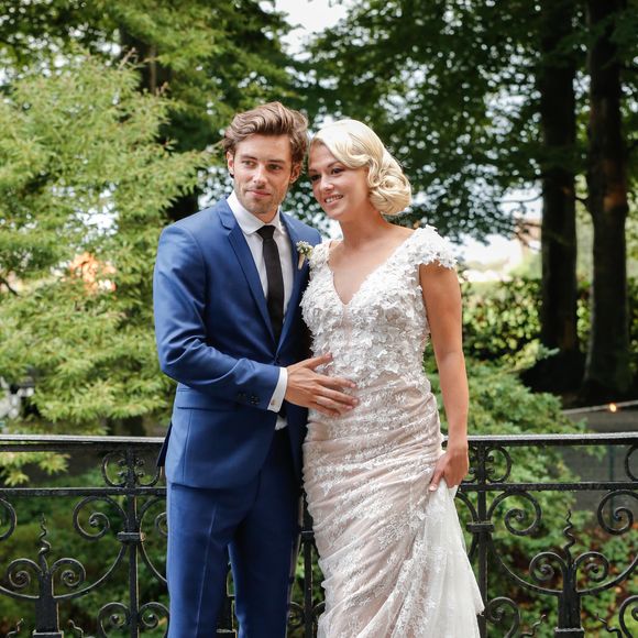 Exclusif - Katrina Patchett et Valentin D'Hoore dans les jardins du château - Mariage de Katrina Patchett et Valentin D'Hoore vendredi à 14 h à la mairie de Linselles dans les Hauts-de-France suivi d'une cérémonie civile d'échange d'anneaux, dont le maître de cérémonie était Maxime Dereymez, dans l'orangerie du château du Biez à Pecq en Belgique le 1er septembre 2017. © Philippe Doignon/Bestimage

Crédits obligatoires :
Valentin D'Hoore habillé par Hugo Boss
Katrina Patchett en robe Costarellos et chaussures Louboutin
Coiffure : Alexandra Dieu pour Vog coiffure
Maquillage : Marie Laure Thanneur