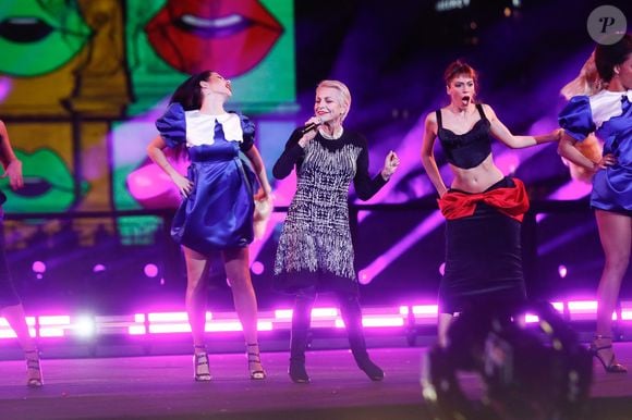 Lio lors de l’émission "La grande soirée du 31 décembre de Paris" diffusée sur France 2 sur les Champs-Elysées à Paris, France, le 31 décembre 2024.  © Clovis-Tribeca/Bestimage