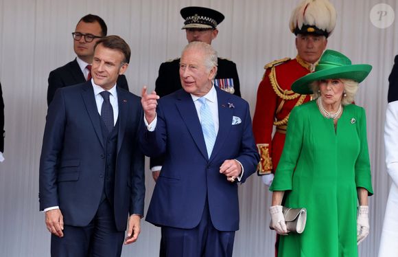 Le roi Charles III d'Angleterre continue en parallèle d'exercer ses fonctions. Il a notamment reçu le président Emmanuel Macron et sa femme la Première Dame Brigitte Macron du 8 au 10 juillet 2025.

Le roi Charles III d'Angleterre, Camilla Parker Bowles, reine consort d'Angleterre accueillent le couple présidentiel français le président Emmanuel Macron et sa femme la Première Dame Brigitte Macron sur Datchet road à Windsor, Royaume Uni, le 8 juillet 2025. 

© Dominique Jacovides/Bestimage