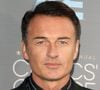 Il laisse derrière lui sa femme Kelly et sa fille Madison. Alyssa Milano évoque aussi une seconde fille, Iliana.
Julian McMahon lors d'un tapis rouge. Photo par Backgrid USA / Bestimage
