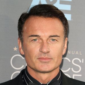 Il laisse derrière lui sa femme Kelly et sa fille Madison. Alyssa Milano évoque aussi une seconde fille, Iliana.

Julian McMahon lors d'un tapis rouge. Photo par Backgrid USA / Bestimage