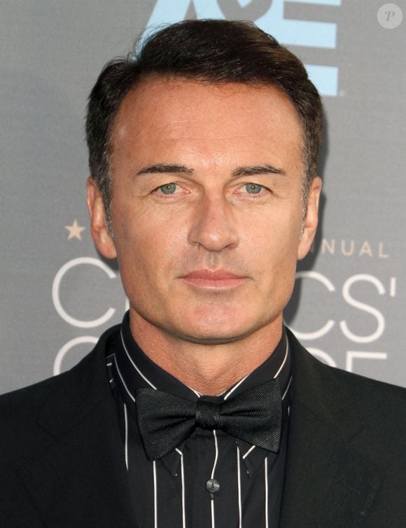 Il laisse derrière lui sa femme Kelly et sa fille Madison. Alyssa Milano évoque aussi une seconde fille, Iliana.

Julian McMahon lors d'un tapis rouge. Photo par Backgrid USA / Bestimage