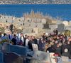Les invités ont jeté une fleur de tournesol pour dire adieu à la star. 

La famille et les amis proches lors de l'inhumation dans l'intimité de Brigitte Bardot dans le caveau familial du cimetière marin de Saint-Tropez, France, le 7 janvier 2025. Les Gypsies ont joué sans arrêt jusqu'à la mise au tombeau. Seule la famille a pu assister et la fondation. Les autres invités laissés en contrebas sans vue sur la tombe. Mireille et Niclo avec la famille pour la mise au tombeau. Chacun a jeté une fleur de tournesol. Nicolas très ému soutenu vraiment par sa femme et une fille. Chico a chanté l'Ave Maria devant la tombe en mode musique gitane avec ses guitaristes. © Bestimage