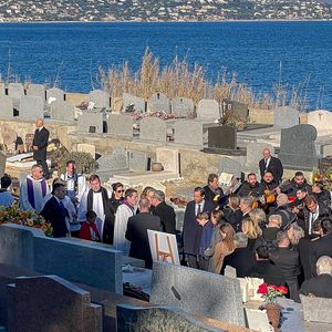 Les invités ont jeté une fleur de tournesol pour dire adieu à la star. 

La famille et les amis proches lors de l'inhumation dans l'intimité de Brigitte Bardot dans le caveau familial du cimetière marin de Saint-Tropez, France, le 7 janvier 2025. Les Gypsies ont joué sans arrêt jusqu'à la mise au tombeau. Seule la famille a pu assister et la fondation. Les autres invités laissés en contrebas sans vue sur la tombe. Mireille et Niclo avec la famille pour la mise au tombeau. Chacun a jeté une fleur de tournesol. Nicolas très ému soutenu vraiment par sa femme et une fille. Chico a chanté l'Ave Maria devant la tombe en mode musique gitane avec ses guitaristes. © Bestimage