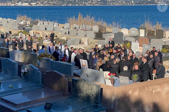 Les invités ont jeté une fleur de tournesol pour dire adieu à la star. 

La famille et les amis proches lors de l'inhumation dans l'intimité de Brigitte Bardot dans le caveau familial du cimetière marin de Saint-Tropez, France, le 7 janvier 2025. Les Gypsies ont joué sans arrêt jusqu'à la mise au tombeau. Seule la famille a pu assister et la fondation. Les autres invités laissés en contrebas sans vue sur la tombe. Mireille et Niclo avec la famille pour la mise au tombeau. Chacun a jeté une fleur de tournesol. Nicolas très ému soutenu vraiment par sa femme et une fille. Chico a chanté l'Ave Maria devant la tombe en mode musique gitane avec ses guitaristes. © Bestimage