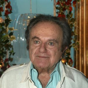 "J'ai souvent reçu du monde au bord de la piscine à poil, avouait le chanteur. Brassens, Aragon ne se sont pas mis nus. Mais Joan Baez, oui. Quelle belle femme ! J'en garde un souvenir très ému!"

Guy Beart 2014 © JLPPA / Bestimage