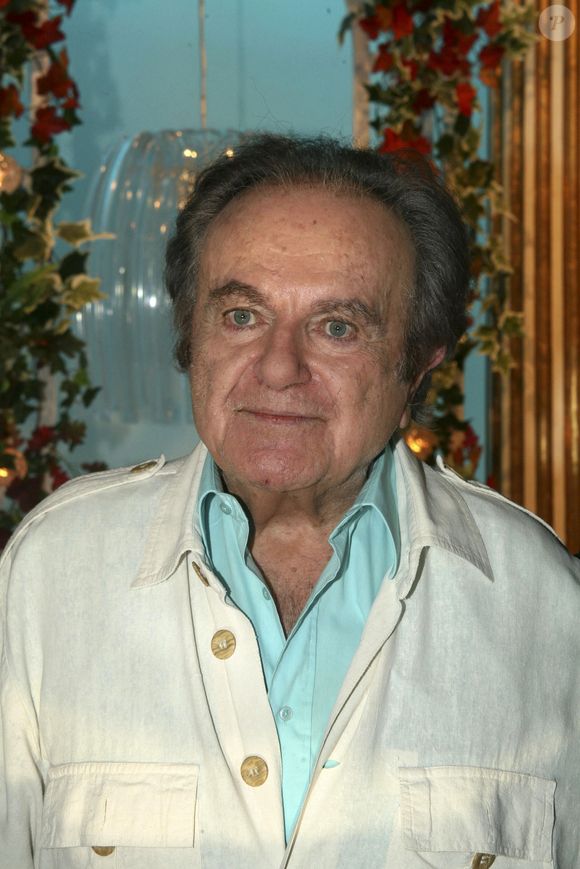 "J'ai souvent reçu du monde au bord de la piscine à poil, avouait le chanteur. Brassens, Aragon ne se sont pas mis nus. Mais Joan Baez, oui. Quelle belle femme ! J'en garde un souvenir très ému!"

Guy Beart 2014 © JLPPA / Bestimage