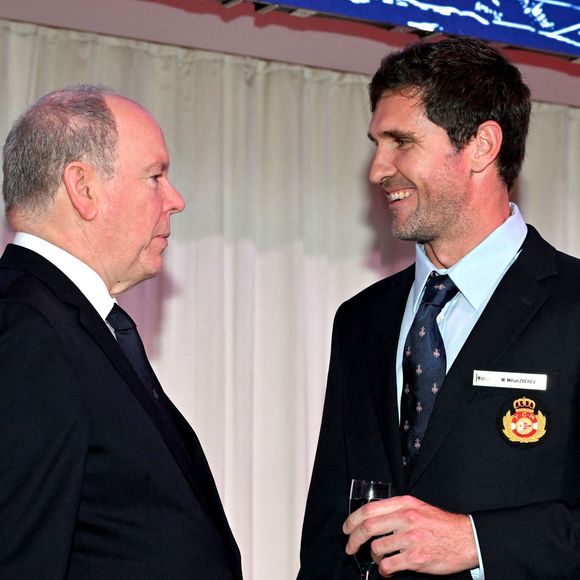 Le prince Albert II de Monaco et Mihail Zverev, le frère cu champion de tennis et nouveau membre du Yacht Club, durant la cérémonie d'intronisation des nouveaux membres du Yacht Club de Monaco ainsi que la remise des YCM Awards-Trophée Credit Suisse 2025, présidé par le prince Albert II de Monaco, le 16 décembre 2025, au Yacht Club de Monaco. Le titre de "régatier du Y.C.M. de l'année 2025" a été remporté par Pierre Casiraghi. Ce sont les membres du Club qui ont voté et choisi entre plusieurs régatiers. © Bruno Bebert / Bestimage