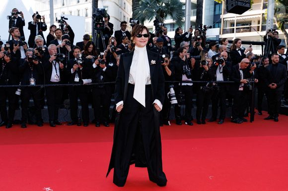 Comme Juliette Binoche

Juliette Binoche - Montée des marches du film " Amarga Navidad " lors du 79ème Festival International du Film de Cannes, le 19 mai 2026. © Jacovides-Moreau / Bestimage