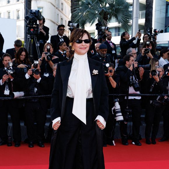 Comme Juliette Binoche

Juliette Binoche - Montée des marches du film " Amarga Navidad " lors du 79ème Festival International du Film de Cannes, le 19 mai 2026. © Jacovides-Moreau / Bestimage