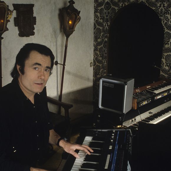 En France, chez lui, dans sa propriété près de Houdan, rendez-vous avec Alain BARRIERE. Le 6 avril 1984.

© Alain Canu via Bestimage