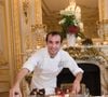 Il a fait le bonheur des gourmands dans l'un des palaces les plus prestigieux de Paris

Le chef pâtissier François Perret du Shangri-La Hotel Paris - Anniversaire surprise ( 20 ans) de Miss France 2015, Camille Cerf et de sa soeur jumelle Mathilde au Shangri-La Hotel Paris.
AGENCE / BESTIMAGE