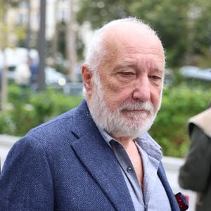 L’acteur avait acheté une vieille ferme au Pays basque et fait appel à un architecte recommandé par un ami de confiance. "Ça, c’était une belle arnaque… Et évidemment par un copain", confie-t-il, qualifiant ce dernier de "sale mec". 

François Berléand - Les célébrités aperçues à proximité des studios de RTL à Neuilly-sur-Seine, le 15 octobre 2025. Agence / Bestimage