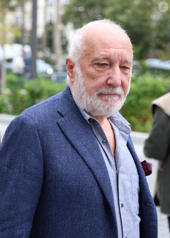L’acteur avait acheté une vieille ferme au Pays basque et fait appel à un architecte recommandé par un ami de confiance. "Ça, c’était une belle arnaque… Et évidemment par un copain", confie-t-il, qualifiant ce dernier de "sale mec". 

François Berléand - Les célébrités aperçues à proximité des studios de RTL à Neuilly-sur-Seine, le 15 octobre 2025. Agence / Bestimage