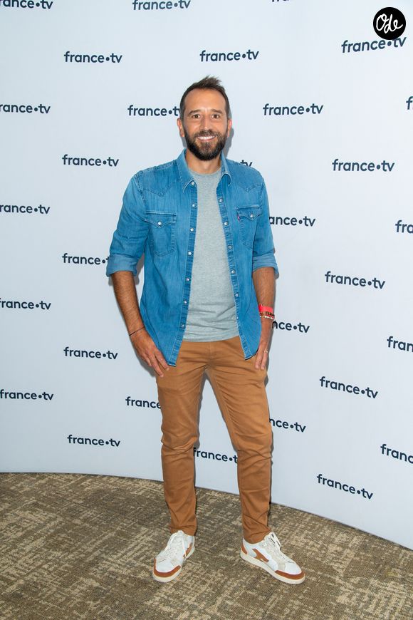 Ismael Khelifa lors du photocall dans le cadre de la conférence de presse de France Télévisions au Pavillon Gabriel à Paris, France, le 24 août 2021.

© Pierre Perusseau/Bestimage