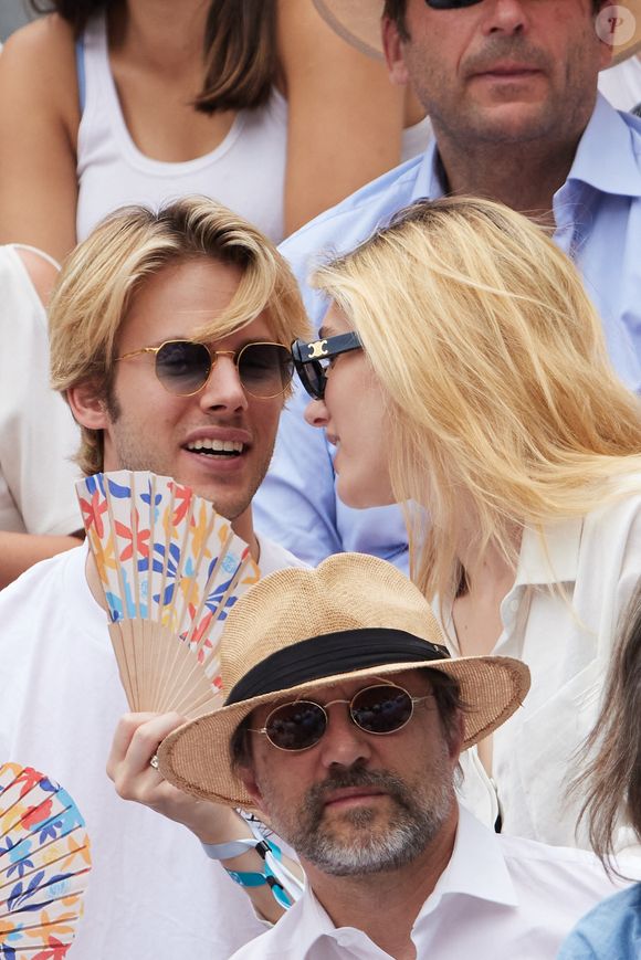 Ofenbach (Dorian Lauduique, arrière-petit fils de Guy Lux) et sa compagne Diane Teppaz - Célébrités en tribunes des Internationaux de France de tennis de Roland Garros 2023 à Paris le 11 juin 2023. © Jacovides-Moreau/Bestimage