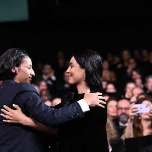 La réalisatrice et scénariste française Hafsia Herzi félicite chaleureusement l'actrice française Nadia Melliti après qu'elle ait remporté le Prix d'interprétation féminine pour son rôle dans le film "La Petite dernière", lors de la cérémonie de clôture de la 78e édition du Festival de Cannes à Cannes, France, le 24 mai 2025. Photo de David Niviere/ABACAPRESS.COM
