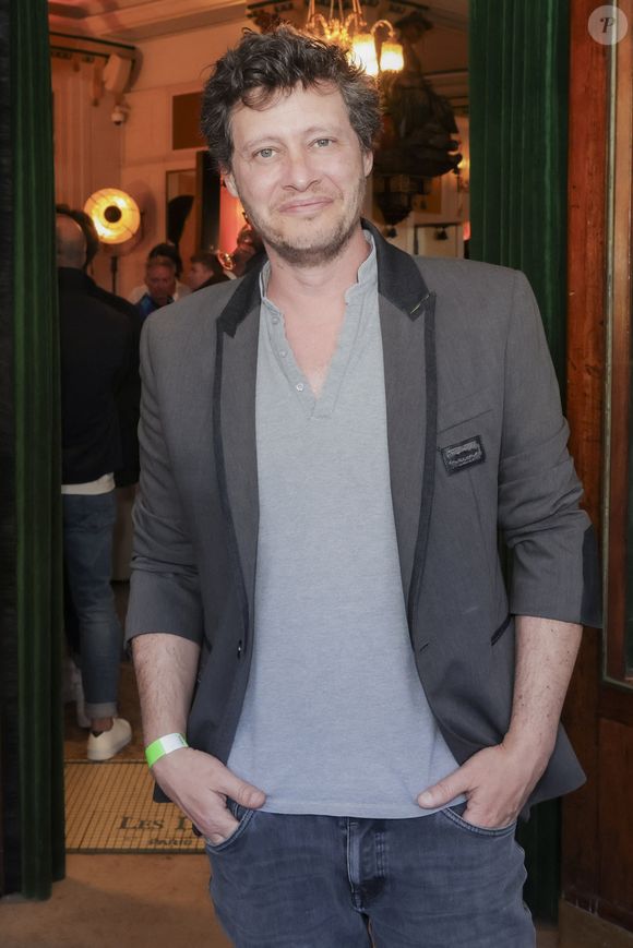 Jonathan Dassin lors de la soirée de l'été littéraire et musical aux Deux Magots à Paris le 27 juin 2022.

© Jack Tribeca / Bestimage