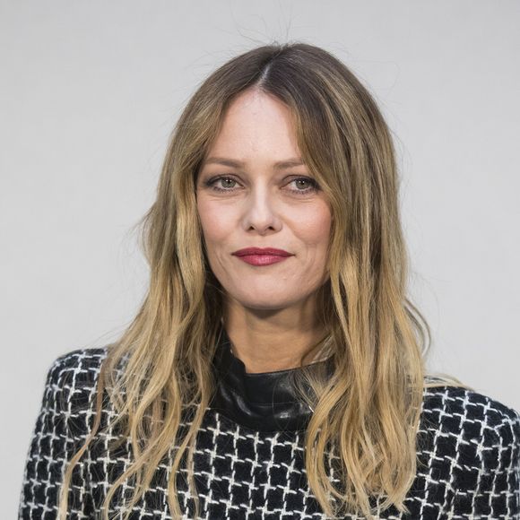 "C’est soit : 'Oh putain, qu’est-ce qu’elle a pris cher !' ou alors : 'Oh putain, qu’est-ce qu’elle a fait ?'" 


Vanessa Paradis - Photocall du 2ème défilé de mode Haute-Couture printemps-été 2017 "Chanel" au Grand Palais à Paris le 24 janvier 2017. © Olivier Borde/Bestimage