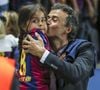 Au cœur de cette réussite, un homme concentre toutes les attentions : Luis Enrique. 

Luis Enrique, entraîneur du FC Barcelone, célèbre la victoire de son équipe en finale de la Ligue des champions de l'UEFA avec sa fille Xana Martinez après le match opposant la Juventus au FC Barcelone à l'Olympiastadion de Berlin, en Allemagne. © Imago/PsnewZ/Bestimage