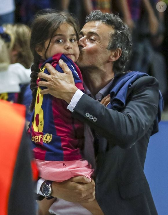Au cœur de cette réussite, un homme concentre toutes les attentions : Luis Enrique. 

Luis Enrique, entraîneur du FC Barcelone, célèbre la victoire de son équipe en finale de la Ligue des champions de l'UEFA avec sa fille Xana Martinez après le match opposant la Juventus au FC Barcelone à l'Olympiastadion de Berlin, en Allemagne. © Imago/PsnewZ/Bestimage