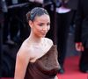 Flora Coquerel, elle, avait misé sur une robe chocolat fendue et assortie d'un énorme nœud en tulle.

Flora Coquerel lors du 79ème Festival International du Film de Cannes, le 13 mai 2026. 

Photo : Jacovides-Moreau / Bestimage