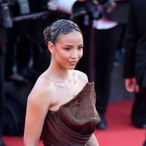 Flora Coquerel, elle, avait misé sur une robe chocolat fendue et assortie d'un énorme nœud en tulle.

Flora Coquerel lors du 79ème Festival International du Film de Cannes, le 13 mai 2026. 

Photo : Jacovides-Moreau / Bestimage