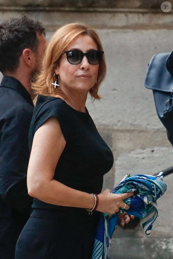 Léa Salamé et Hugo Clément - Arrivées aux obsèques de Thierry Ardisson en l’église Saint-Roch de Paris, France, le 17 juillet 2025. © Clovis-Jacovides/Bestimage
