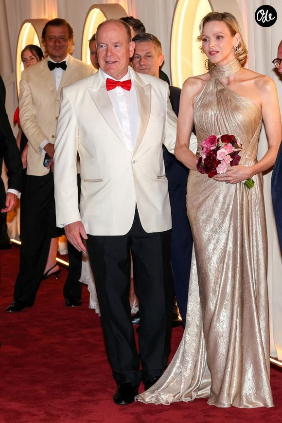 Charlène a attiré tous les regards dans une robe dorée sur mesure signée Elie Saab.

Le prince Albert II de Monaco et la princesse Charlene de Monaco lors du 77ème Gala de la Croix-Rouge, salle des Etoiles, à Monaco, le 18 juillet 2026.

© Claudia Albuquerque/Bestimage