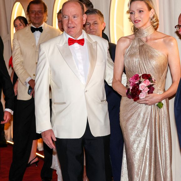 Charlène a attiré tous les regards dans une robe dorée sur mesure signée Elie Saab.

Le prince Albert II de Monaco et la princesse Charlene de Monaco lors du 77ème Gala de la Croix-Rouge, salle des Etoiles, à Monaco, le 18 juillet 2026.

© Claudia Albuquerque/Bestimage