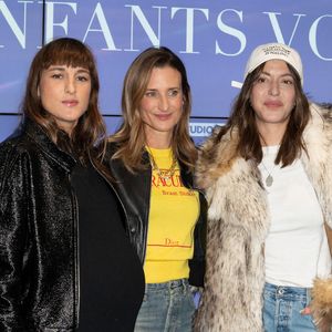 Les images de l’événement ont rapidement circulé sur les réseaux sociaux.

Juliette Armanet, Camille Cottin et Monia Chokri assistent à l'avant-première de 'Les enfants vont bien' au cinéma UGC Les Halles, à Paris, France, le 18 novembre 2025. Photo par Mireille Ampilhac/ABACAPRESS.COM