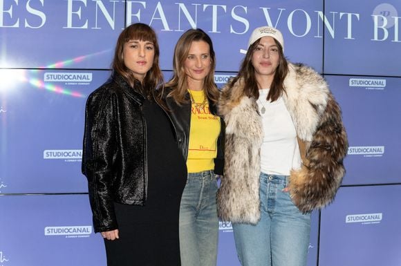Les images de l’événement ont rapidement circulé sur les réseaux sociaux.

Juliette Armanet, Camille Cottin et Monia Chokri assistent à l'avant-première de 'Les enfants vont bien' au cinéma UGC Les Halles, à Paris, France, le 18 novembre 2025. Photo par Mireille Ampilhac/ABACAPRESS.COM