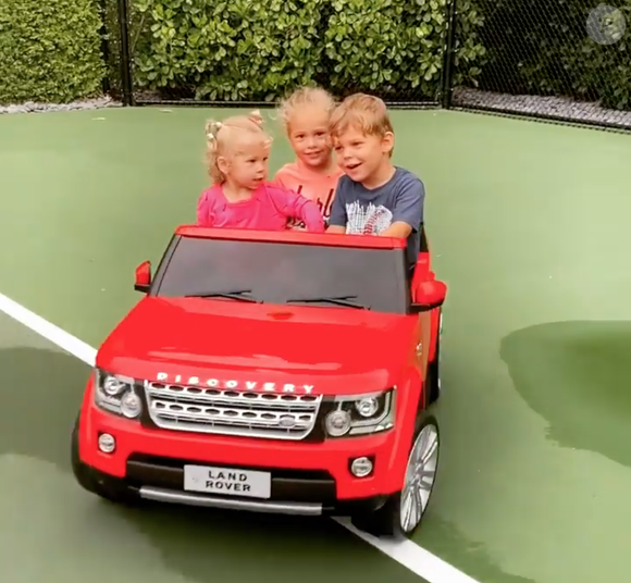 Nicholas, Lucy et Mary, les trois enfants d'Anna Kournikova et Enrique Iglesias, s'amusent en voiturette. Septembre 2021.
