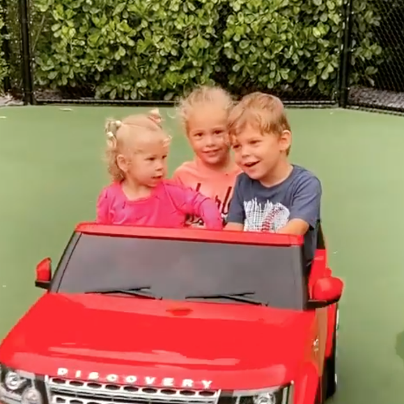 Nicholas, Lucy et Mary, les trois enfants d'Anna Kournikova et Enrique Iglesias, s'amusent en voiturette. Septembre 2021.