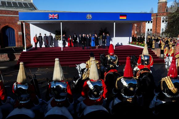 Frank-Walter Steinmeier, Le roi Charles III d'Angleterre et Camilla Parker Bowles, reine consort d'Angleterre, Elke Budenbender, Le prince William, prince de Galles, et Catherine (Kate) Middleton, princesse de Galles - Le roi Charles III et la reine consort d'Angleterre Camilla accueillent le président allemand Frank-Walter Steinmeier et son épouse Elke Buedenbender, accompagnés du prince et de la princesse de Galles à Datchet Road à Windsor, Berkshire, au premier jour de la visite d'État au Royaume-Uni du président de la République fédérale d'Allemagne. Date de la photo : mercredi 3 décembre 2025.  

© PA Photo/ Bestimage