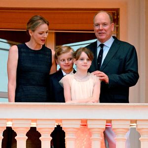 Le prince Albert II de Monaco, La princesse Charlène de Monaco, Le prince Jacques de Monaco, marquis des Baux,, La princesse Gabriella de Monaco, comtesse de Carladès lors de la célébration de la fête de la Saint Jean sur la Place du Palais princier de Monaco, le 23 juin 2025.

La Saint Jean est à l'origine une fête païenne puis chrétienne. Pour les païens, c'était une fête qui célébrait les moissons. Une fois christianisée, cette fête est devenue celle du solstice d'été et donc la fête de la lumière.

© Bruno Bebert / Bestimage
