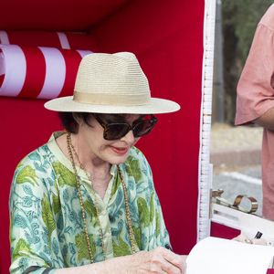 Anny Duperey, lors d'une séance de dédicaces "Les plumes de Ramatuelle" au café de l'Ormeau en marge du 41ème Festival de Ramatuelle le 7 aout 2025.

© Cyril Bruneau / Festival de Ramatuelle / Bestimage