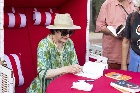 Anny Duperey, lors d'une séance de dédicaces "Les plumes de Ramatuelle" au café de l'Ormeau en marge du 41ème Festival de Ramatuelle le 7 aout 2025.

© Cyril Bruneau / Festival de Ramatuelle / Bestimage