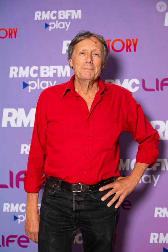 Antoine de Maximy lors de la conférence de presse de rentrée des chaînes du groupe RMC-BFM à Paris, le 17 septembre 2025. 
© Pierre Perusseau / Bestimage