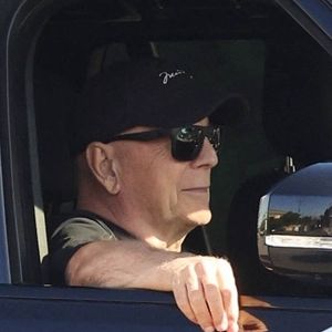 Elle a assuré que son mari reste en bonne santé physique et mobile, malgré l’avancée de la maladie.

EXCLUSIVITÉ Studio City, Californie. L'acteur retraité Bruce Willis semble de bonne humeur alors qu'il profite d'une balade relaxante dans Studio City avec son garde du corps.  Backgrid USA / Bestimage