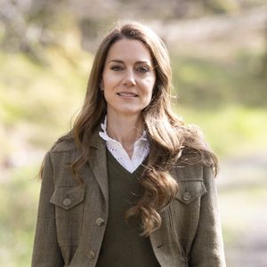 La silhouette frêle de la princesse pose question 

Le prince William, prince de Galles, et Catherine (Kate) Middleton, princesse de Galles, visitent la forêt communautaire d'Ardura et rencontrent les gardes forestiers de Mull et Iona, en Écosse, au Royaume-Uni, le 30 avril 2025. © GoffPhotos/Bestimage