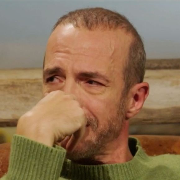 Calogero dans l'émission "Un dimanche à la campagne" face à Frédéric Lopez, Nora Hamzawi et Valérie Perrin. (Capture d'écran).