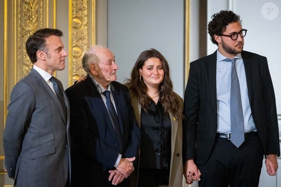 Emmanuel Macron, président de la République,  Claude Pierre-Bloch, vice-président de la LICRA, sa petite-fille et son petit-fils, lors de la remise du prix Jean Pierre-Bloch de  la LICRA, à l Elysée, le 2 avril 2025.  © Eric Tschaen / pool / Bestimage