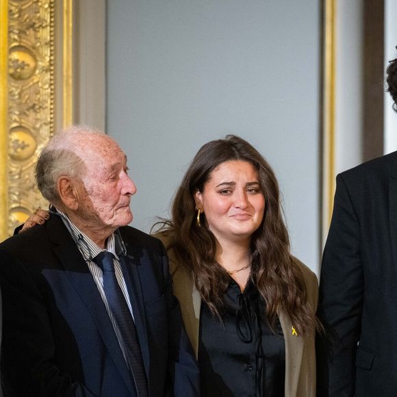 Emmanuel Macron, président de la République,  Claude Pierre-Bloch, vice-président de la LICRA, sa petite-fille et son petit-fils, lors de la remise du prix Jean Pierre-Bloch de  la LICRA, à l Elysée, le 2 avril 2025.  © Eric Tschaen / pool / Bestimage