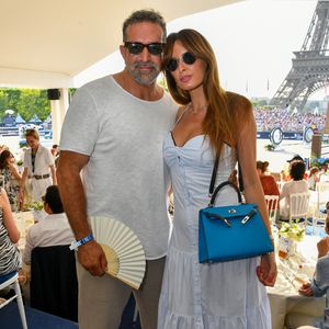 Exclusif - Malika Ménard (Miss France 2010) et son mari Karim à l'espace VIP au Longines Paris Eiffel Jumping au pied de la Tour Eiffel sur le Champ-de-Mars à Paris, France, le 21 juin 2025. © Perusseau-Veeren/Bestimage