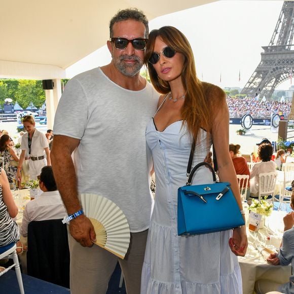 Exclusif - Malika Ménard (Miss France 2010) et son mari Karim à l'espace VIP au Longines Paris Eiffel Jumping au pied de la Tour Eiffel sur le Champ-de-Mars à Paris, France, le 21 juin 2025. © Perusseau-Veeren/Bestimage