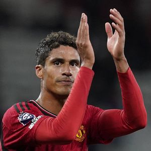 L'ancien défenseur a participé à la création d'un nouveau programme au sein du club de Côme.

Le 14 août 2023, à Old Trafford, Raphaël Varane, défenseur de Manchester United, applaudit les supporters après avoir inscrit le but de la victoire lors d'un match de Premier League face à Wolverhampton..© Imago / Panoramic / Bestimage