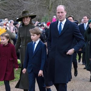 Le prince William, prince de Galles, Catherine (Kate) Middleton, princesse de Galles, le prince George de Galles, la princesse Charlotte de Galles, et le prince Louis de Galles - La famille royale d'Angleterre assiste au service religieux de Noël à l'église St Mary Magdalene à Sandringham, Norfolk, Royaume Uni, le 25 décembre 2022.