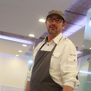 Reste à savoir lequel d'entre eux aura le titre de vainqueur.

Exclusif - Le chef Paul Pairet à la 1ère édition des "Plumes d'Or du Vin et de la Gastronomie" au Pavillon Vendôme à Paris.
 Marc Ausset Lacroix - Denis Guignebourg / Bestimage